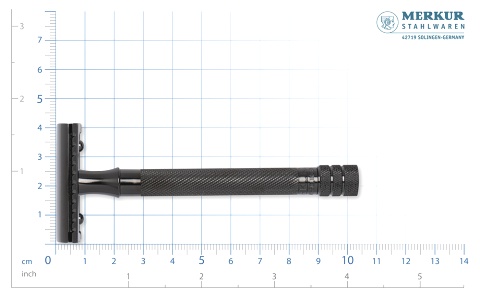 Cтанок Т- образный для бритья MERKUR хромированный, PVD-покрытие черного цвета, прямой срез, закрытый гребень, длинная ручка, лезвие в комплекте (1 шт), в картонной коробке